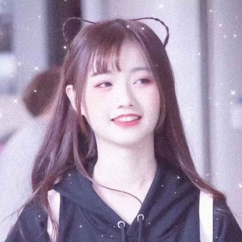 举杯畅饮的姐姐们